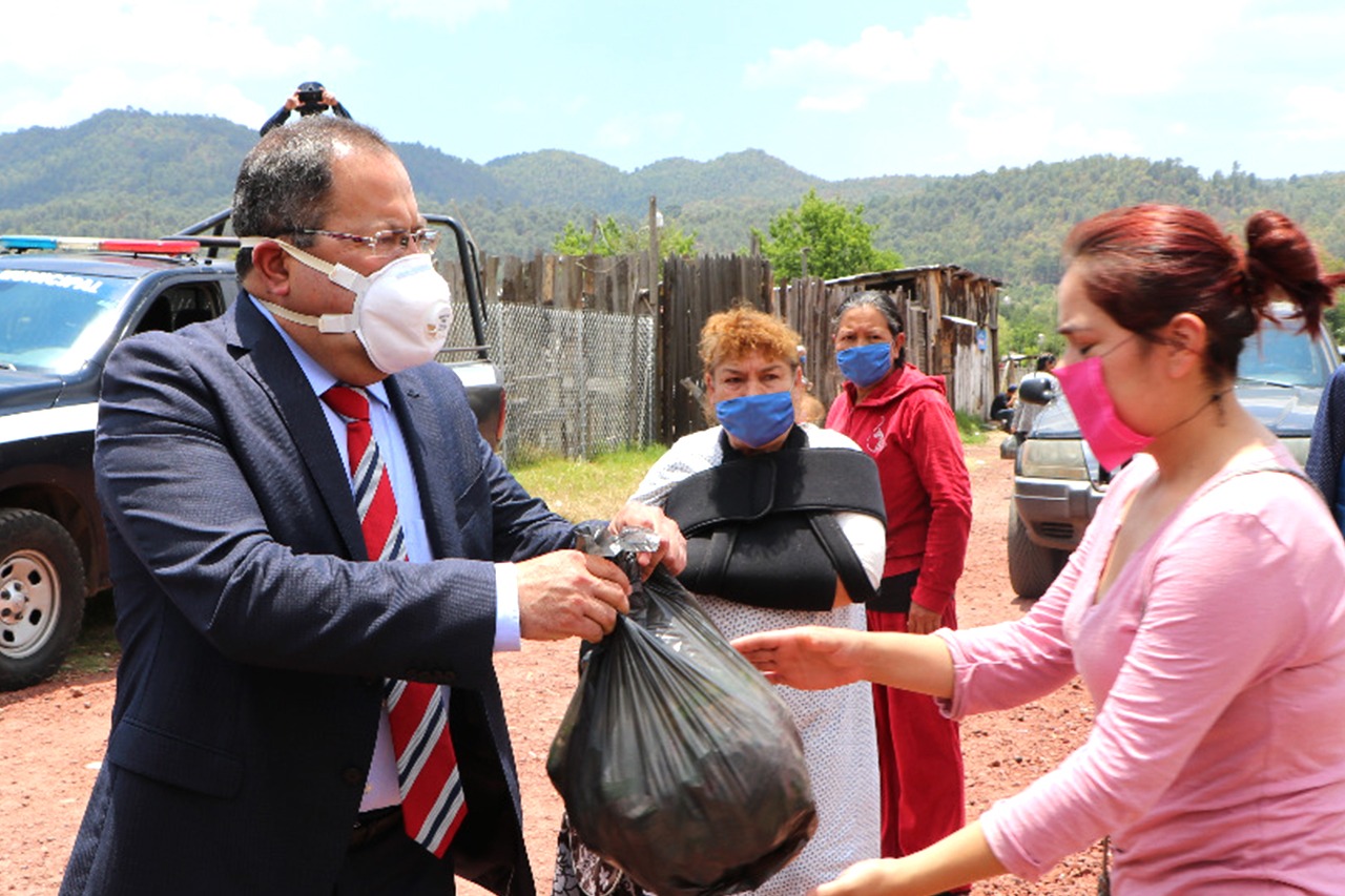 Continúa entrega de apoyos alimenticios en la cabecera municipal