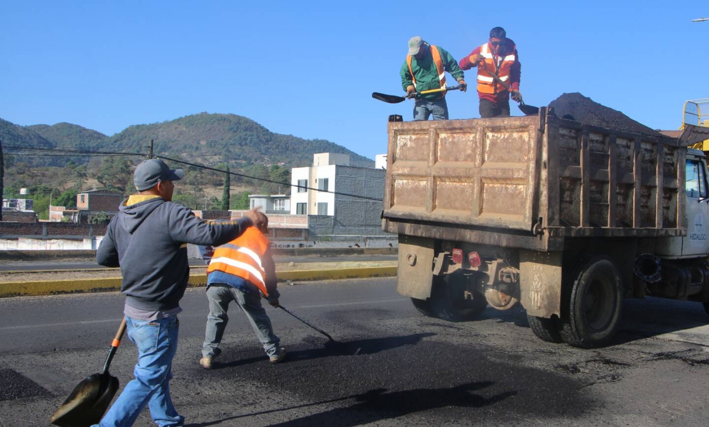 Se continua con los trabajos de bacheo en las principales vialidades del municipio.