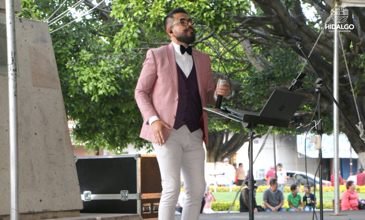Domingo de Grandeza al lado del cantante Ramiro Andréi Olivares Ramírez