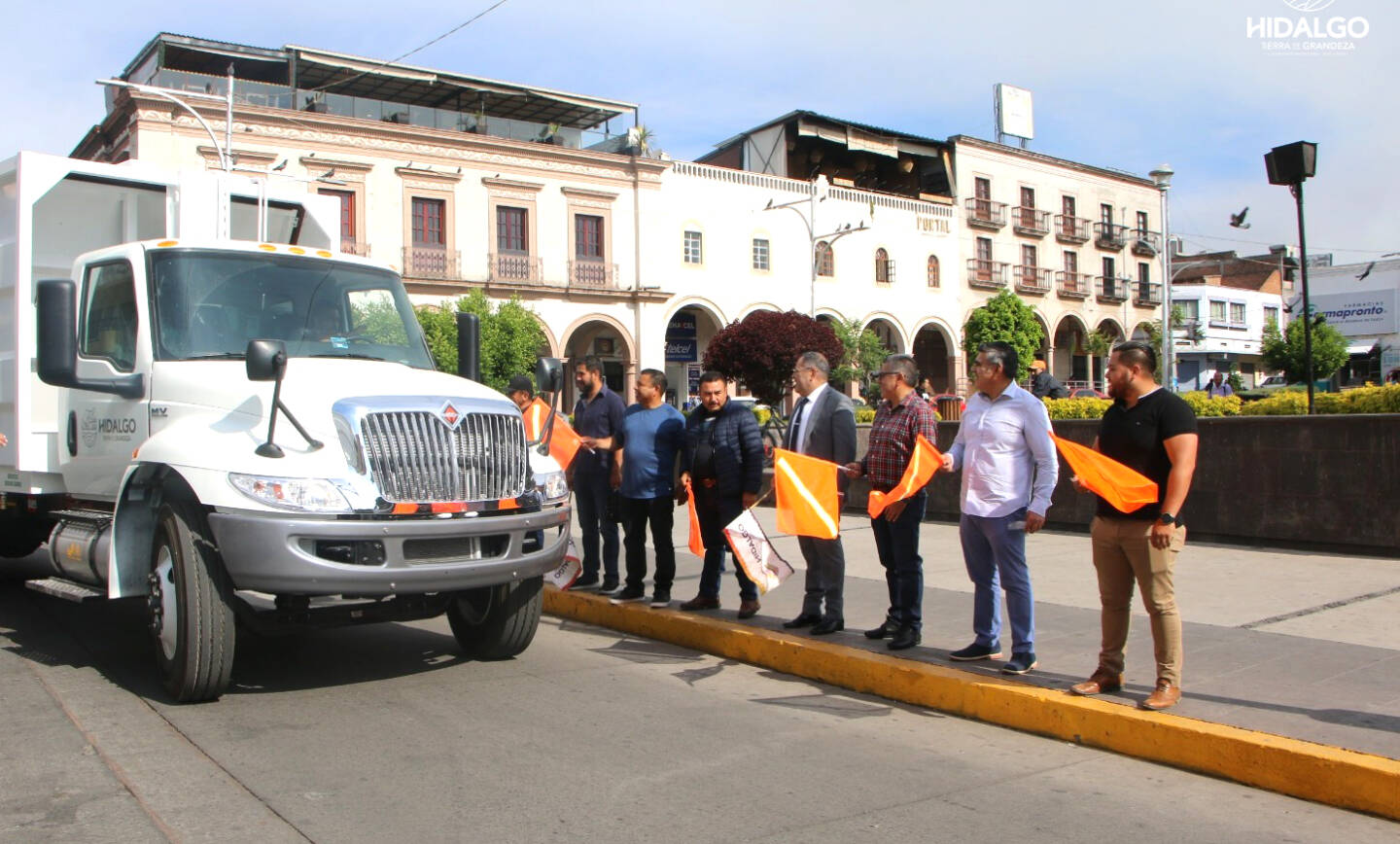 Refuerzan el servicio de recolección de basura en Ciudad Hidalgo con la adquisición de dos nuevos camiones recolectores.