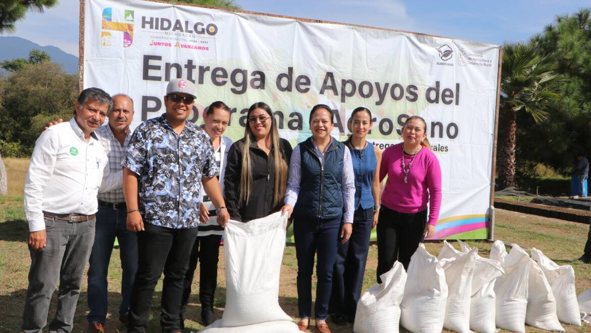 Jeovana Mariela Alcántar Baca, entregó apoyos del programa estatal Agro Sano, en su vertiente Minerales para la Producción de Grano Básico.