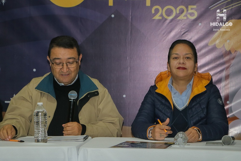 La alcaldesa de Hidalgo, Jeovana Alcántar Baca y el Sr. Cura de la Parroquia del Perpetuo Socorro, Gabriel Razo, en rueda de prensa anunciaron la visita de los Reyes Magos.