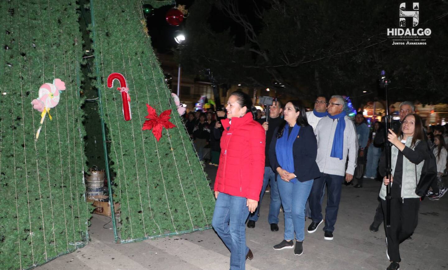 Jeovana Mariela Alcántar Baca, realizó el encendido del monumental Árbol Navideño en el Jardín Principal.