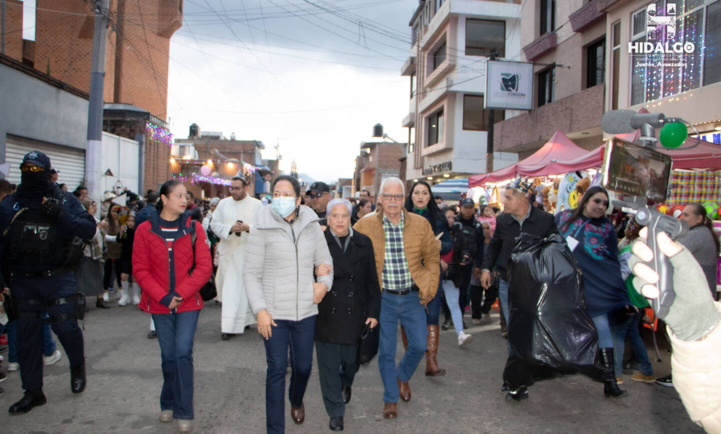La presidenta municipal de Hidalgo, Jeovana Mariela Alcántar Baca junto a Autoridades Eclesiásticas, entregaron las llaves de la Ciudad a los Reyes Magos, Melchor, Gaspar y Baltazar.