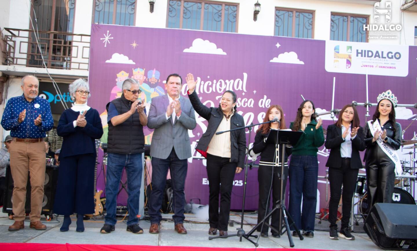 La Presidenta Municipal de Hidalgo, C. Jeovana Alcántar, acompañada de Regidores y funcionarios municipales, partió y compartió la monumental Rosca de Reyes.