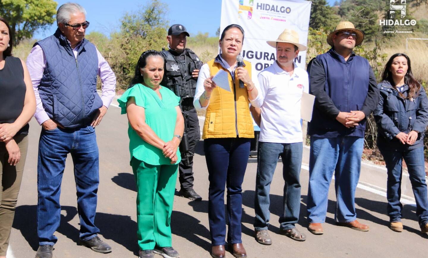 Jeovana Alcántar Baca, inauguró la pavimentación asfáltica en el acceso de Manzana de Alcalá y la rehabilitación del drenaje sanitario en San Jerónimo.
