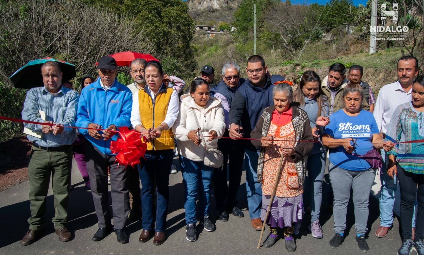 Jeovana Alcántar, inauguró la pavimentación asfáltica de la primera etapa del camino de acceso a la comunidad de Caleras.