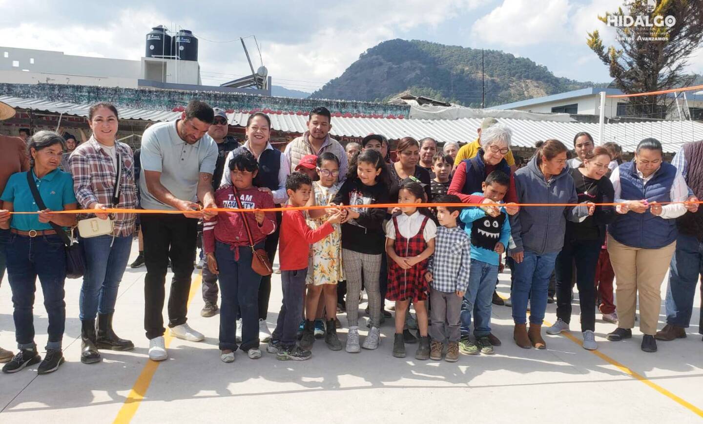 En gira de trabajo por Huajúmbaro, Jeovana Alcántar arrancó los trabajos de Rehabilitación de Caminos Rurales e Inauguró la Cancha de Voleibol.