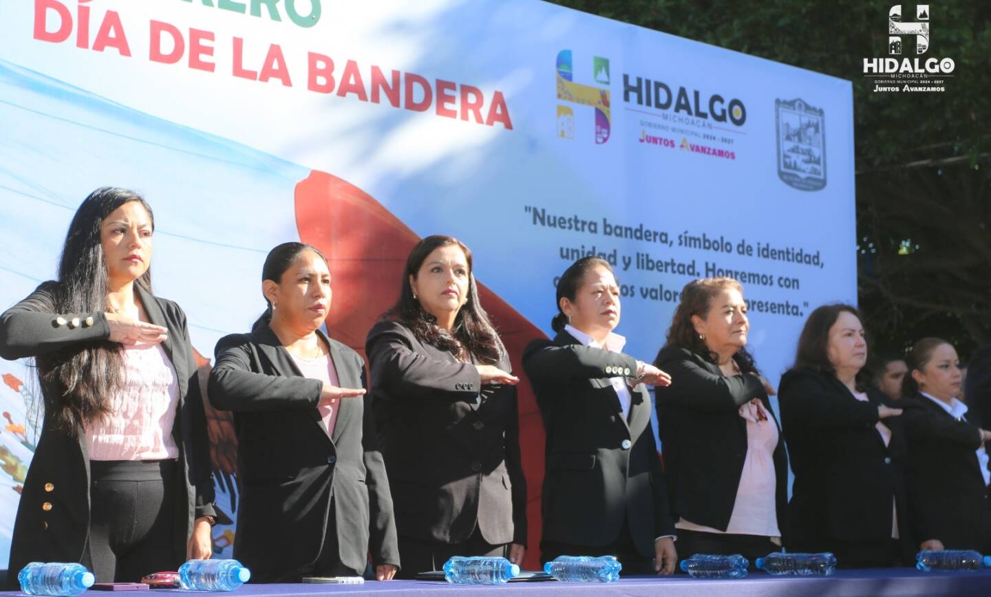 Jeovana Alcántar, encabezó el acto cívico y el desfile conmemorativo del Día de la Bandera Nacional.
