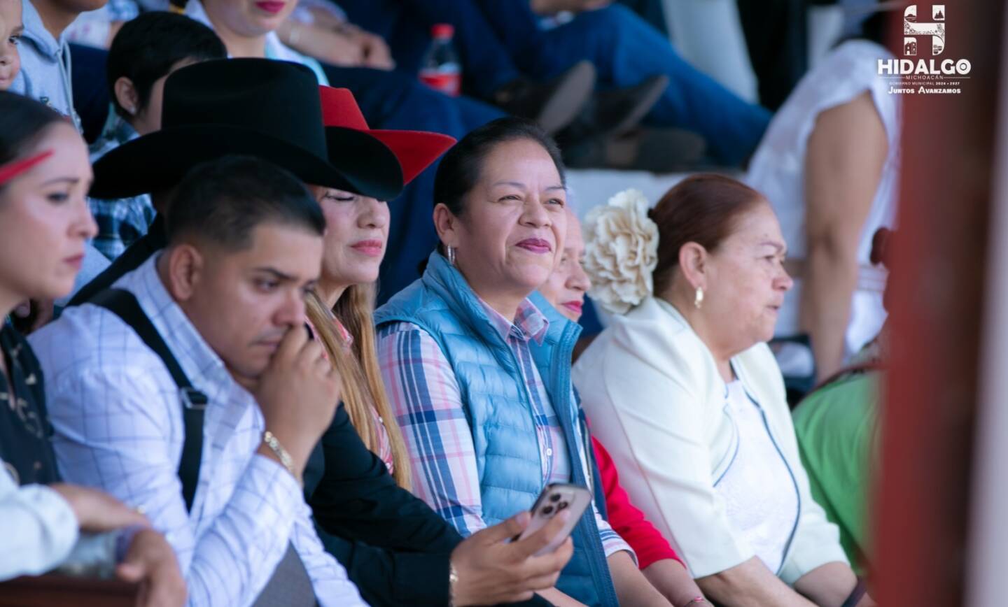 Jeovana Alcántar, asistió a la Charreada con causa que llevó a cabo fundación Dona-Arte y Ayuntamiento.