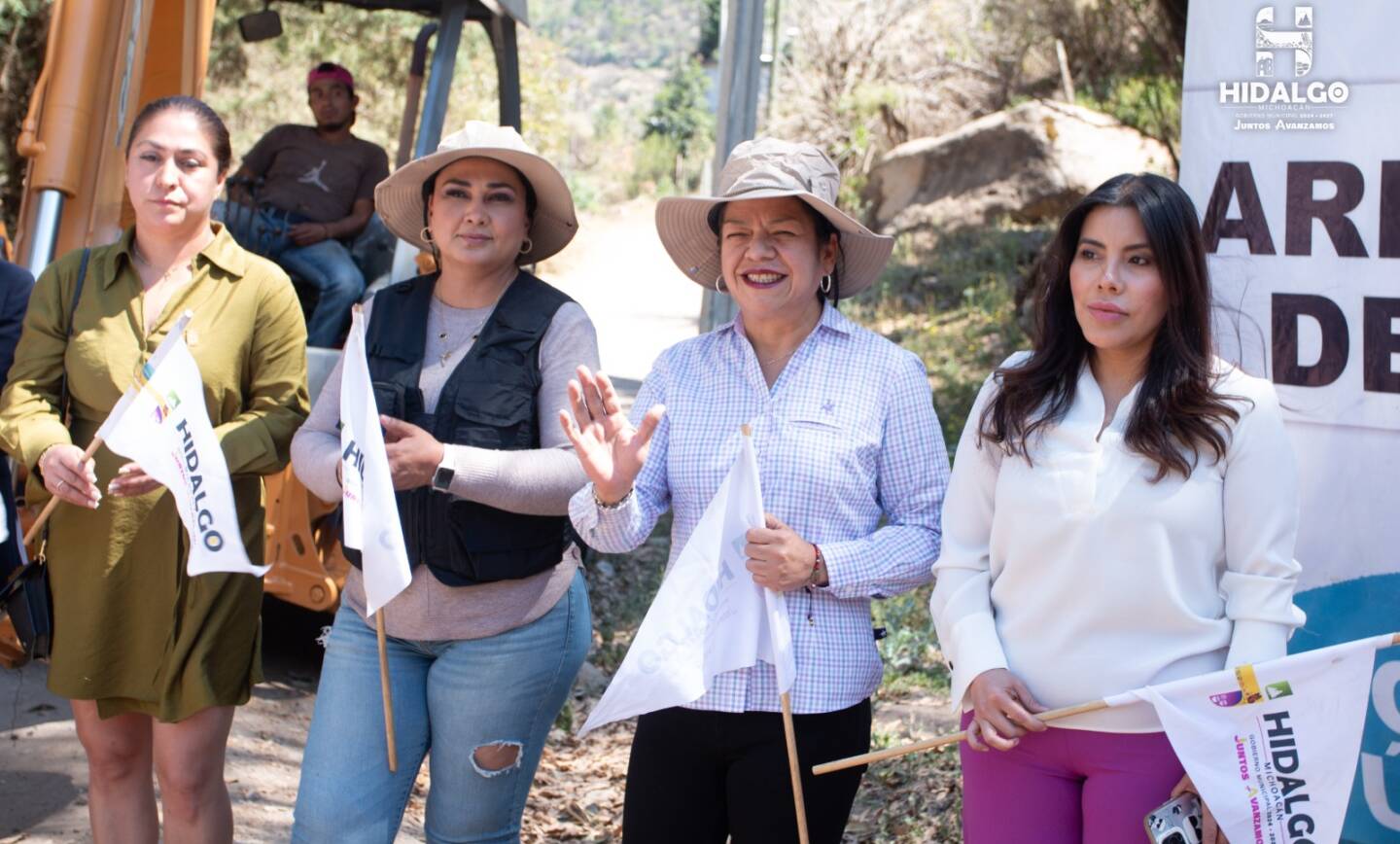 Jeovana Alcántar, dio el banderazo a los trabajos de la Segunda Etapa de Pavimentación Asfáltica del camino de acceso en la localidad de Caleras.