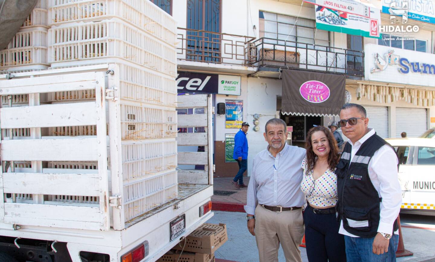 Ayuntamiento de Hidalgo, entrega 1,200 pollitos doble propósito, para impulsar la autosuficiencia alimentaria. Fueron 120 paquetes, beneficiando a familias del Municipio.