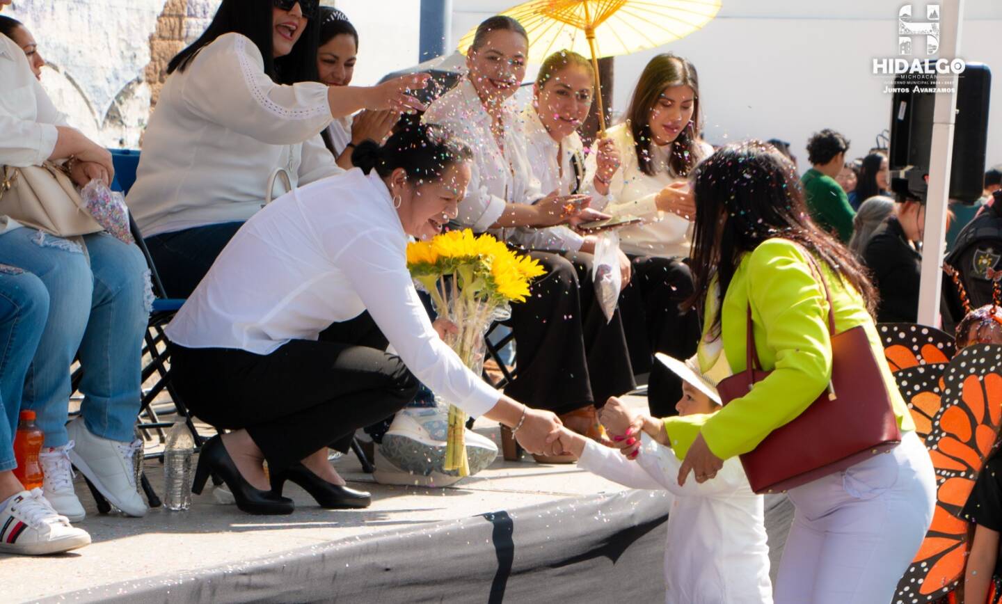 Jeovana Alcántar, presenció el desfile por la llegada de la primavera, donde participaron niñas y niños del Nivel de Preescolar.