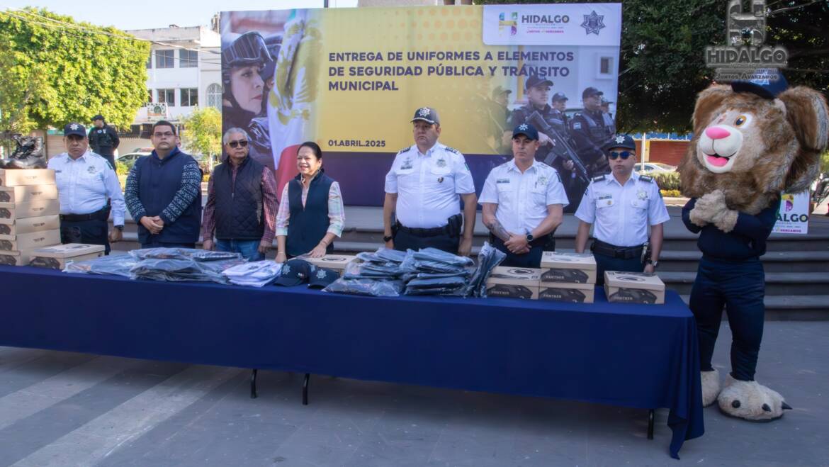 Jeovana Alcántar, entregó uniformes a 225 elementos de Seguridad Pública y Tránsito Municipal.