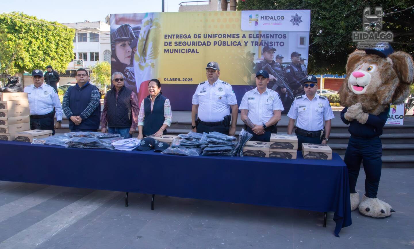 Jeovana Alcántar, entregó uniformes a 225 elementos de Seguridad Pública y Tránsito Municipal.