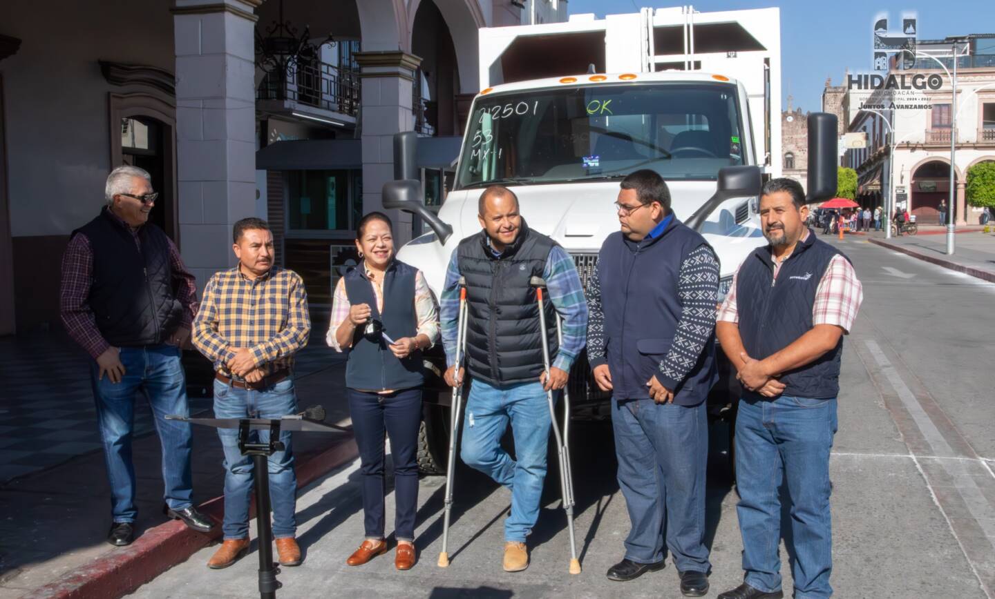 Jeovana Alcántar, hizo entrega de un camión recolector de basura al área de Servicios Públicos Municipales.