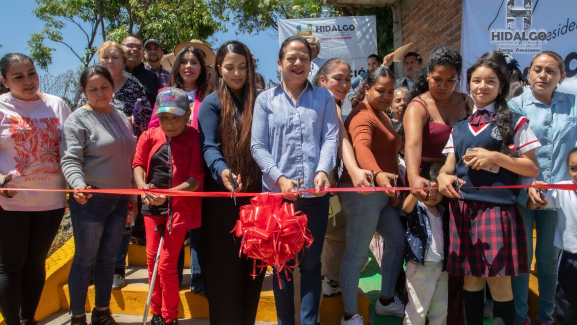 Jeovana Alcántar, inauguró la construcción de un andador y alumbrado de la Calle Huracán de la Colonia Unida.