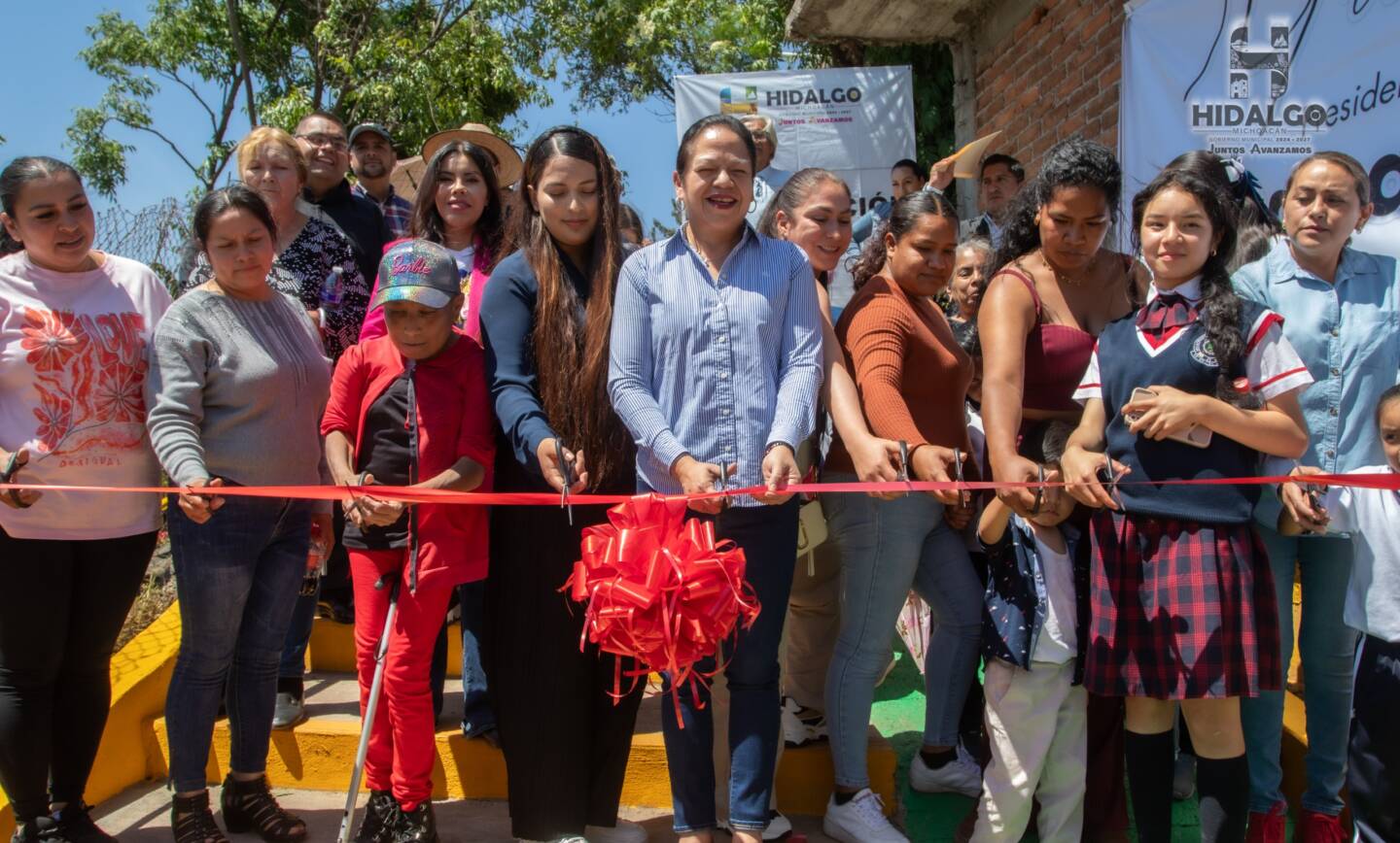 Jeovana Alcántar, inauguró la construcción de un andador y alumbrado de la Calle Huracán de la Colonia Unida.